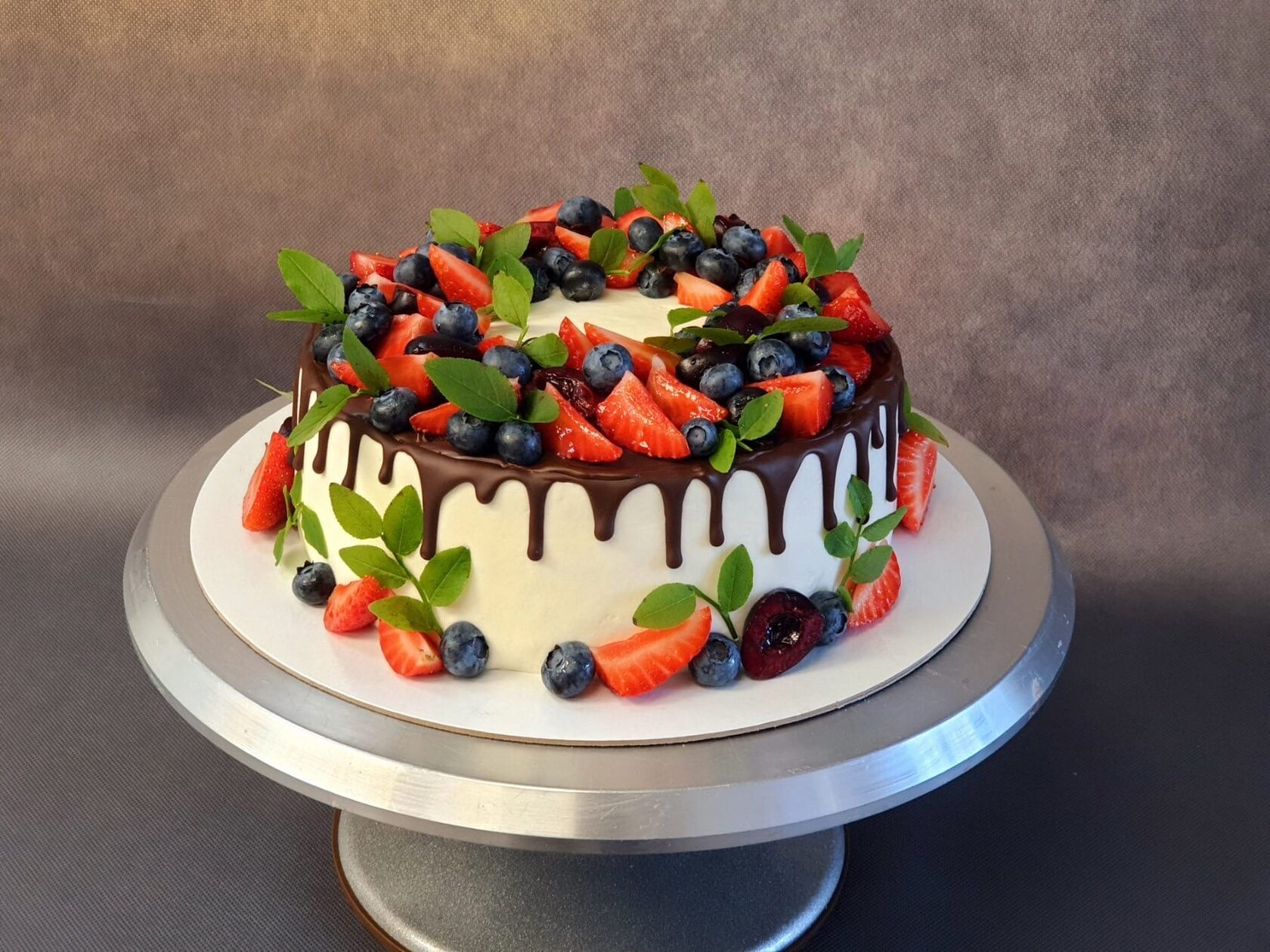 Большой меренговый торт без мастики с малиной и свежими ягодами